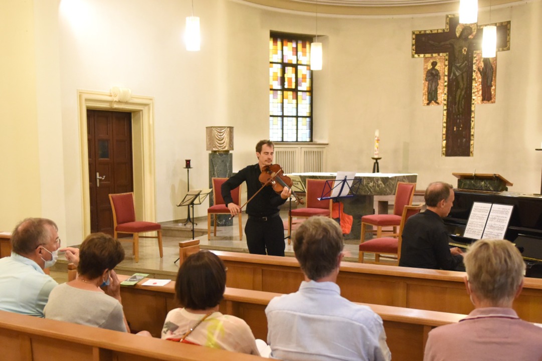 In der Kapelle des Herz-Jesu-Klosters ...la) und Christian Nagel (Klavier) auf.  | Foto: Rita Eggstein