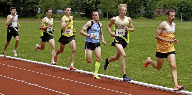 Beim 1500-Meter-Lauf macht Henri Hanse...,  Hannes Schnitzer und Raphael Dumm.   | Foto: Winfried Stinn