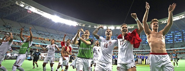 So feierten die dnischen Spieler ihren Erfolg gegen Tschechien.   | Foto: Naomi Baker (dpa)