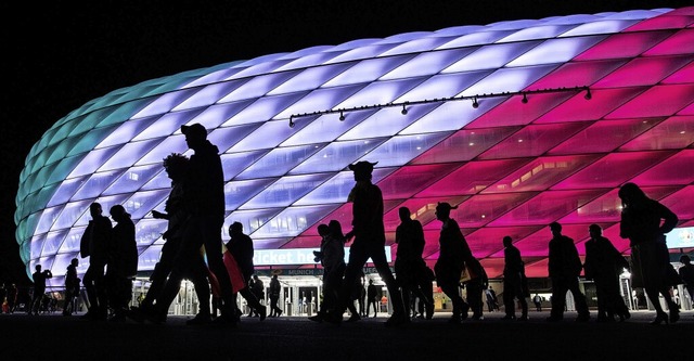 Die Arena in Mnchen leuchtet nach dem...ale in den Farben des Siegers: Italien  | Foto: Matthias Balk (dpa)