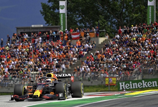 Max Verstappen war in seinem Red Bull ...lberg erneut der dominierende Fahrer.   | Foto: JOE KLAMAR (AFP)