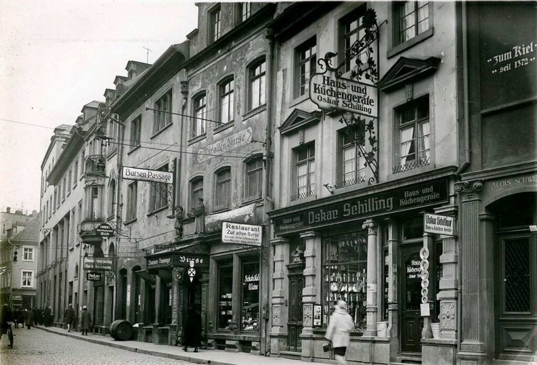 Blick in die Eisenbahnstraße (heute: R...engeräte-Geschäft von Oskar Schilling.  | Foto: Archiv Manfred Gallo