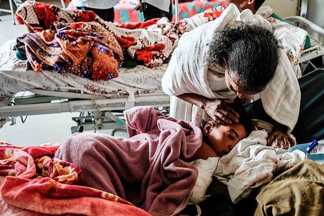 Eine Mutter mit ihrer bei einem Luftan...igen Tochter im Krankenhaus in Mekele   | Foto: YASUYOSHI CHIBA (AFP)