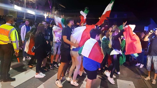 Italienische Fuballfans durchbrachen ...ung und feierten vor den Beck-Arkaden.  | Foto: Axel Kremp