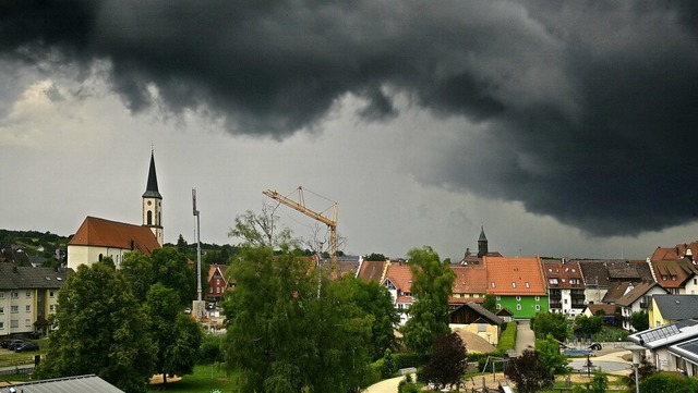 Gewitterwolken ber Lffingen: Im Juni...es berdurchschnittlich viel geregnet.  | Foto: Philippe Thines