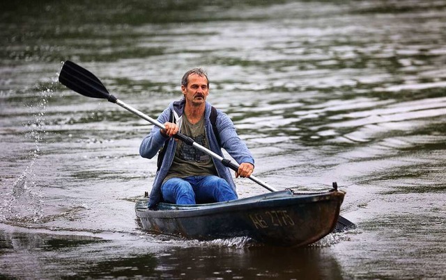 Robert Grein nimmt das Kanu, um zur Arbeit zu fahren.  | Foto: Karl-Josef Hildenbrand (dpa)