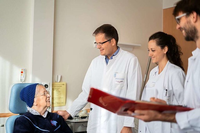 Der  Chefarzt der Klinik fr Neurologi...tenvisite im Ortenau-Klinikum in Lahr   | Foto: Ortenau-Klinikum