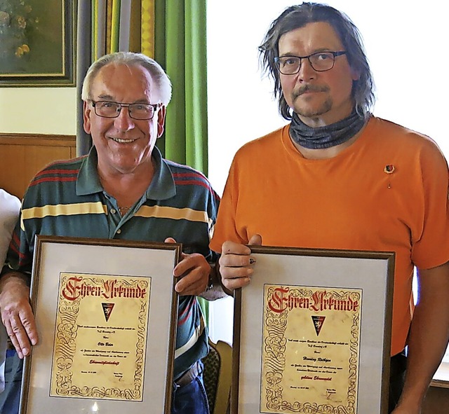 Auszeichnung fr zwei verdiente Akteur...rhielt die Goldene Vereinsehrennadel.   | Foto: Erhard  Morath