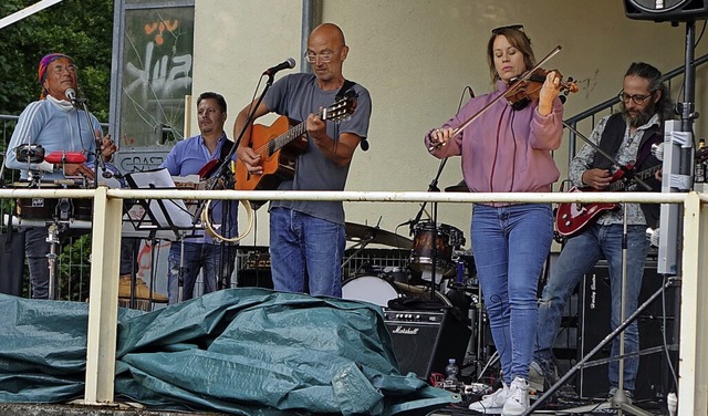 Die Weltmusik-Band Zisa aus Basel  an der Kraftwerkhalle in Schopfheim  | Foto: Roswitha Frey
