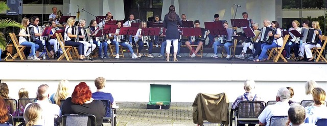 Endlich wieder Live-Musik vor Publikum... Krozinger Akkordeonspieler im Kurpark  | Foto: Hans Jrgen Kugler