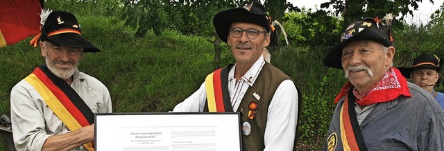 Herbert Brugger (links) erhielt von Kl...r Kaiser von den Klettgau Kanonieren.   | Foto: Peter Schtz