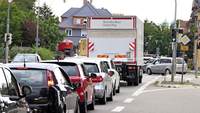 Mittagszeit am Brennet-Park in Bad Sc...ahrzeuge verschrfen die Problematik.   | Foto: Susanne Eschbach