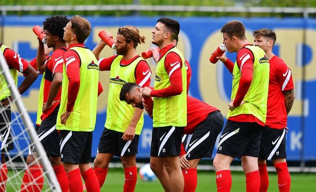 Trinkpause: Die Profis des SC Freiburg...e whrend der ersten Trainingseinheit.  | Foto: Achim Keller