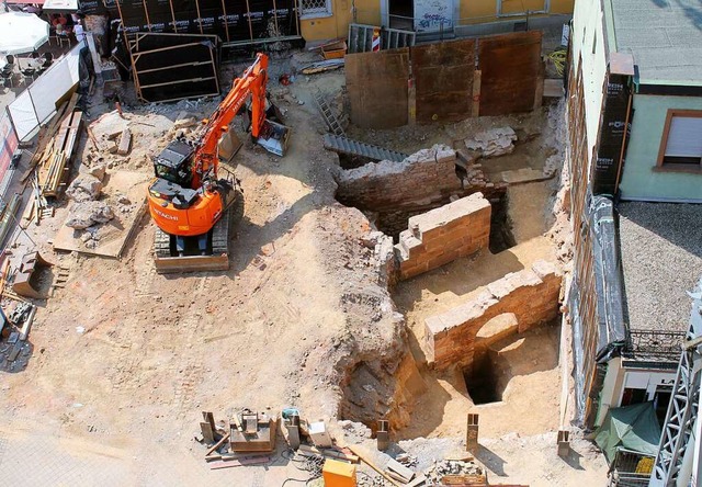 Die Baustelle mit den Grabungsbefunden... vom Turm der Stadtkirche aus gesehen.  | Foto: Wolfgang Achnitz