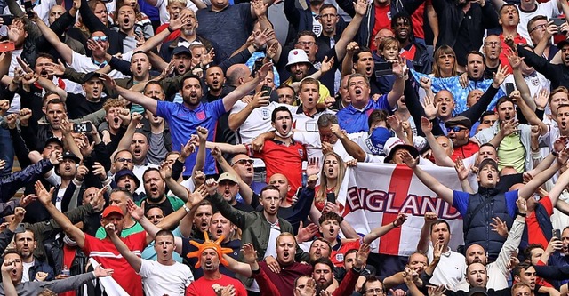 Dicht gedrngt: englische  Fans im Wembley-Stadion beim Spiel gegen Deutschland   | Foto: Christian Charisius (dpa)