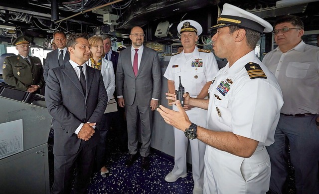 Der ukrainische Prsident Wolodymyr Se...f dem US-Lenkwaffen-Zerstrer USS Ross  | Foto: STR (AFP)
