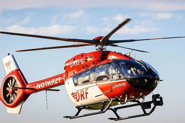 Auch ein Rettungshubschrauber war in A...eine Passantin kam jede Hilfe zu spt.  | Foto: Moritz Frankenberg (dpa)