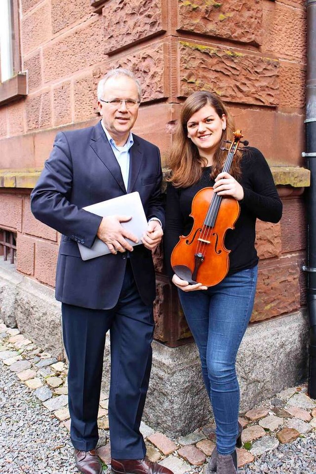 Peter Jrges und Sarina Zickgraf laden...gebude Harry Roth in Waldkirch ein.    | Foto: Veranstalter