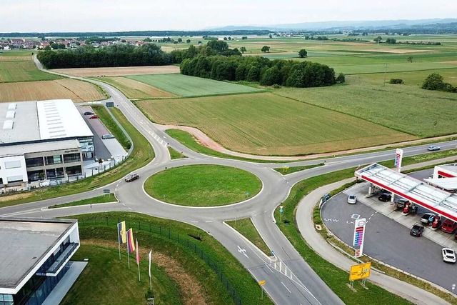 Blick auf den Kreisverkehr und die nr...erbegebiet Mannsmatten entstehen soll.  | Foto: Michael Saurer