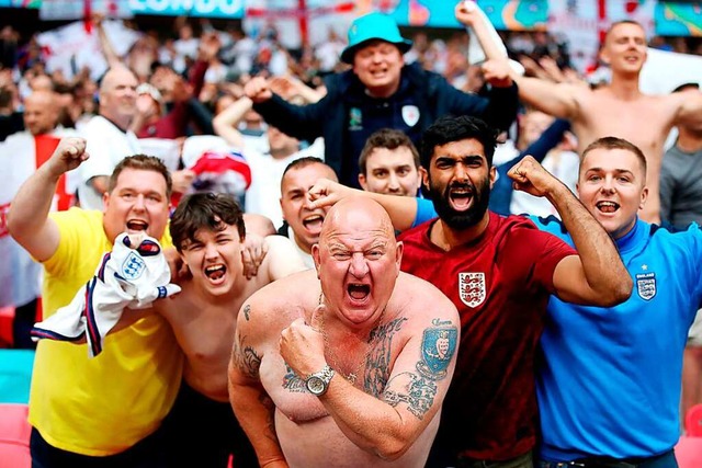 Englische Fans jubeln ohne Masken und ...Stadion und plant weitere Lockerungen.  | Foto: Nick Potts (dpa)