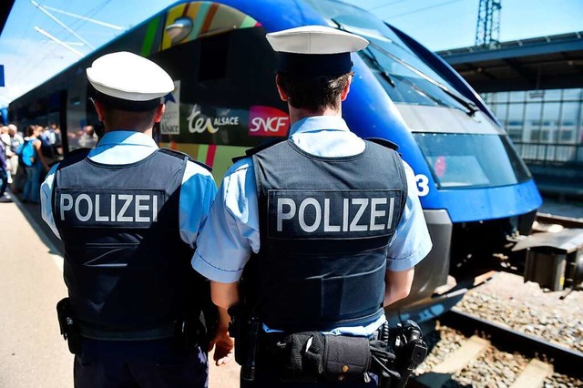 Bundespolizisten auf einem Bahnhof (Symbolbild)  | Foto: Uli Deck