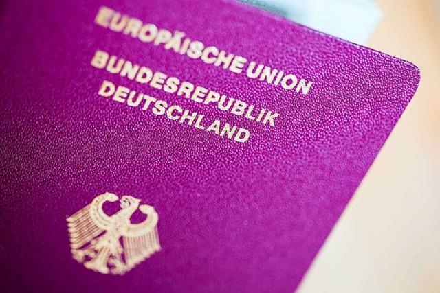 Ein deutscher Reisepass (Symbolbild)  | Foto: Rolf Vennenbernd (dpa)