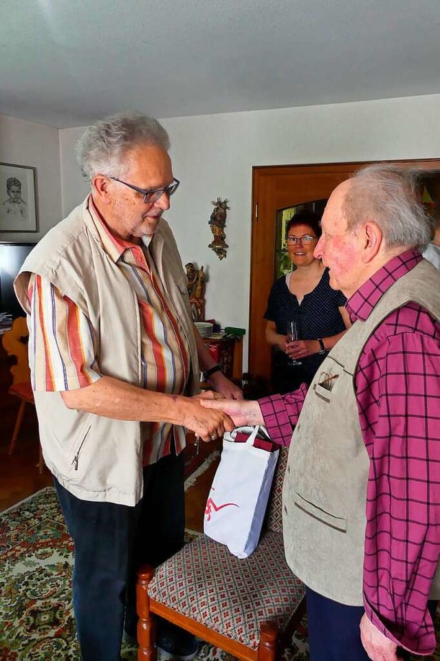 2017: Eberhard Hirschbolz gratuliert Josef Weber zum 85. Geburtstag  | Foto: Bernd Fackler