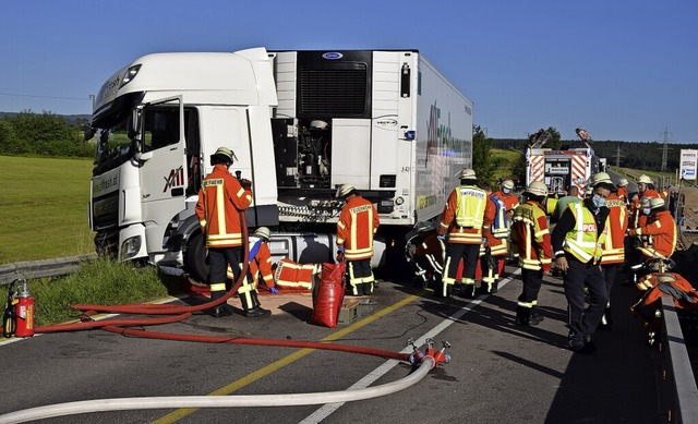 Immer fter sind die Feuerwehrleute be...ngenen Jahr bei einem Lastwagenunfall.  | Foto: Kamera24