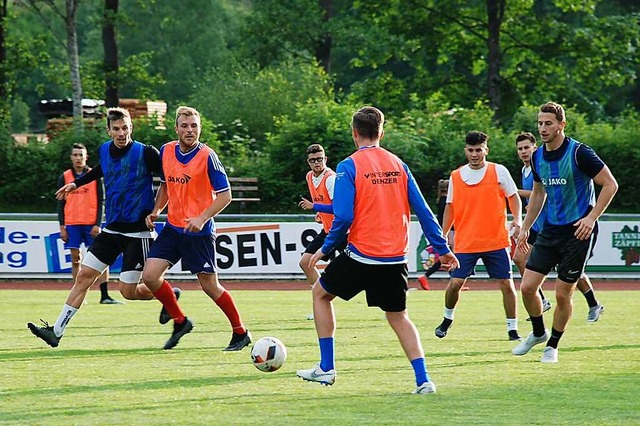 Gute Stimmung im Training des FC Neust...l luft und alle haben Spa am Kicken.  | Foto: ruoff