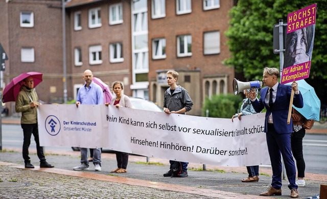 Aktivisten des Kinderschutzbunds stehe...cht Mnster, wo der Prozess stattfand.  | Foto: Guido Kirchner (dpa)