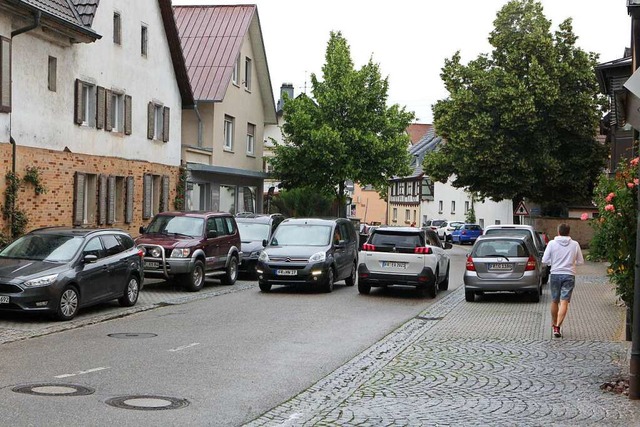 Selbst wenn im Altweg vorbildlich gepa...uch an anderen Stellen in Eichstetten.  | Foto: Daniel Hengst