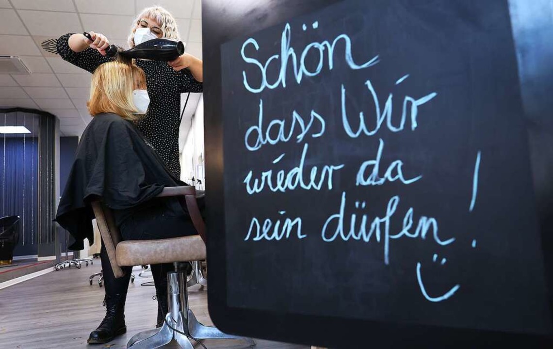 Haben als krpernahe Dienstleister stark  unter Corona zu leiden: die Friseure.  | Foto: Ronny Hartmann