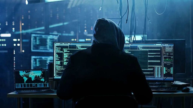 Hacker kennen sich besonders gut mit Computern aus.  | Foto: Gorodenkoff Productions OU