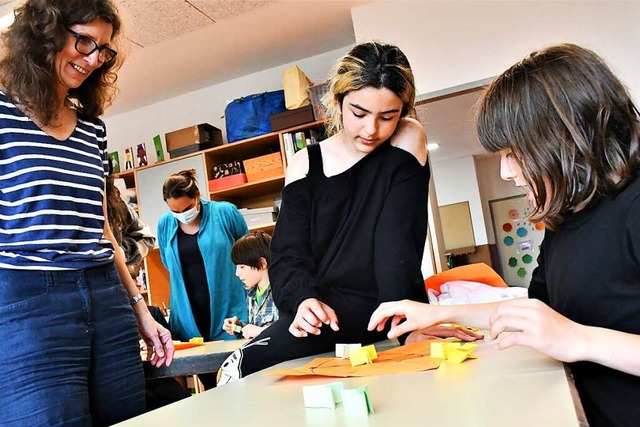 Origamifalten mit Elke Muche ist eines...brcken-Angebote der Pestalozzischule.  | Foto: Barbara Ruda