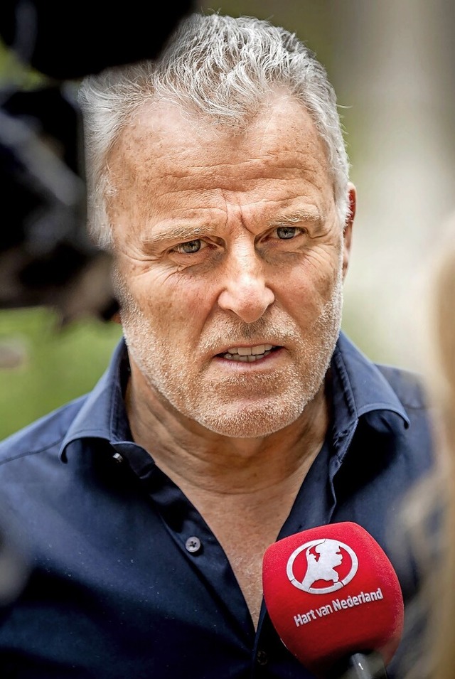 Kriminalreporter Peter R. de Vries spricht im Jahr 2017 im Fernsehen.  | Foto: REMKO DE WAAL (AFP)