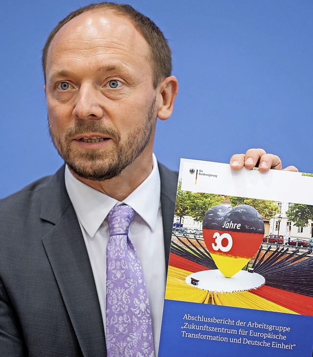 Der Ostbeauftragte Marco Wanderwitz stellte den Bericht in Berlin vor.  | Foto: Kay Nietfeld (dpa)