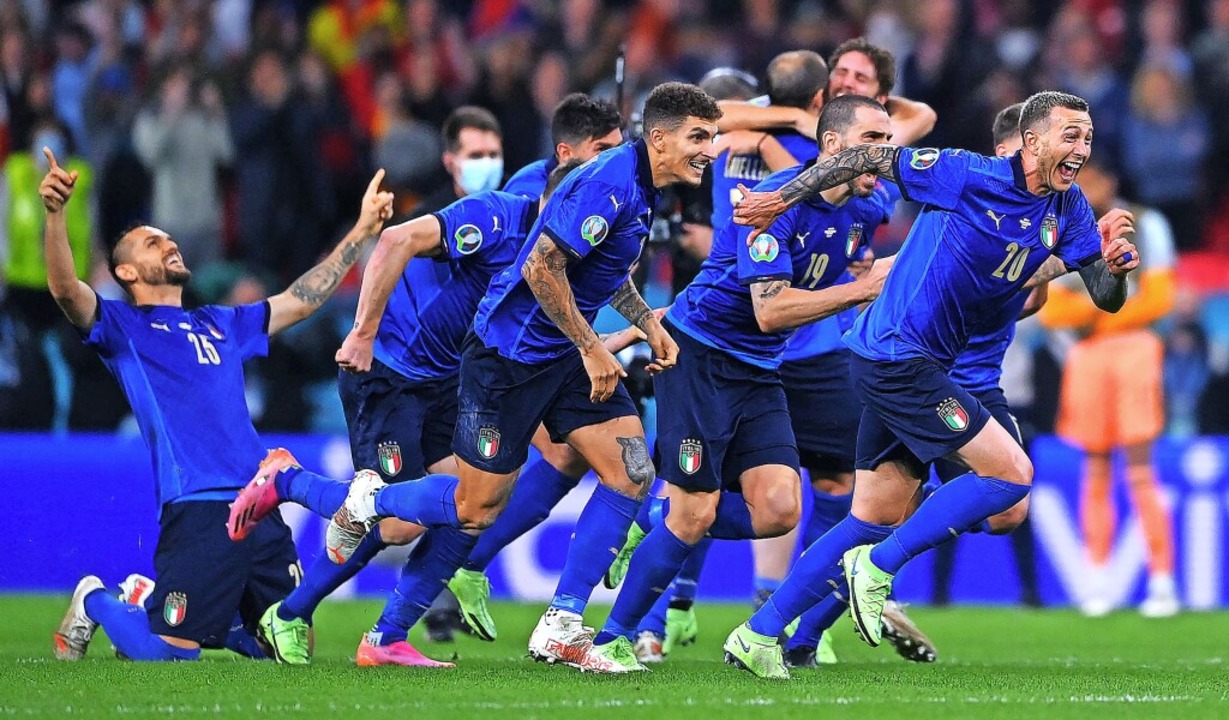 Der Moment der Erlösung: Die italienis...g ins Finale der Europameisterschaft.   | Foto: LAURENCE GRIFFITHS (AFP)
