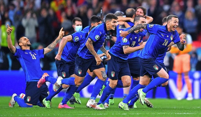 Der Moment der Erlsung: Die italienis...g ins Finale der Europameisterschaft.   | Foto: LAURENCE GRIFFITHS (AFP)