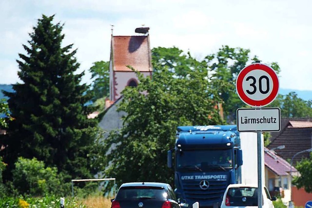 Tempo 30 gilt ab sofort auf der B3 in Eimeldingen.  | Foto: Herbert Frey
