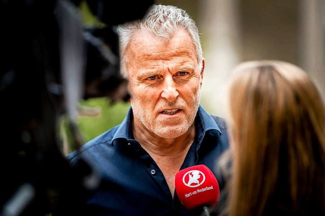 Kriminalreporter Peter R. de Vries spricht im Jahr 2017 im Fernsehen.  | Foto: REMKO DE WAAL (AFP)