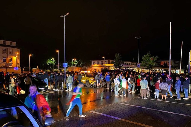 Auf dem Netto-Parkplatz sammelten sich... sie zu den Beck-Arkaden weiterzogen.   | Foto: Claudia Mller