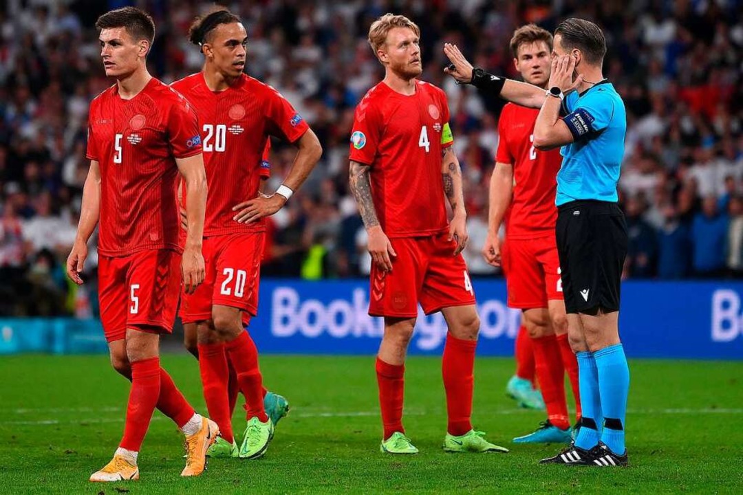 Die Dänen beschweren sich beim Schiedsrichter.  | Foto: LAURENCE GRIFFITHS (AFP)