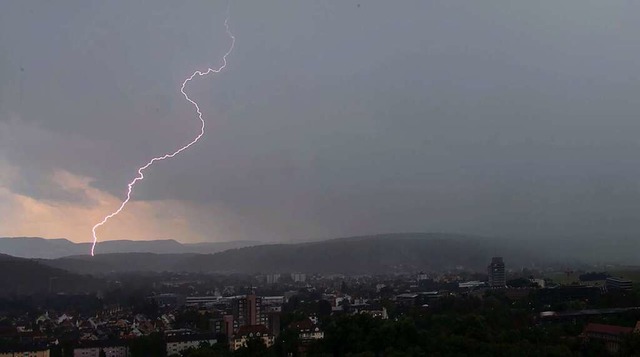 Ein Blitz ber der Stadt Tbingen  | Foto: Sebastian Gollnow