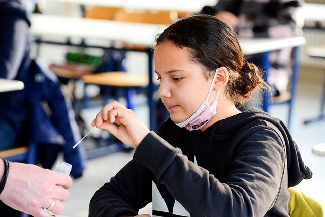 Eine Schlerin des Droste-Hlshoff-Gymnasiums ist fertig mit Testen.  | Foto: Ingo Schneider