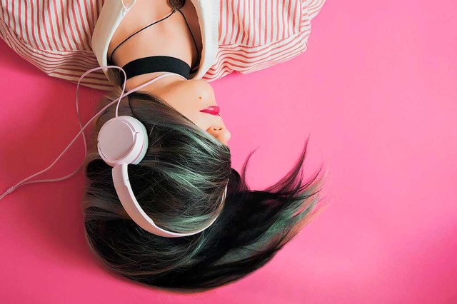Welche Podcasts begleiten euch durch den Tag?  | Foto: Elice Moore/Unsplash.com