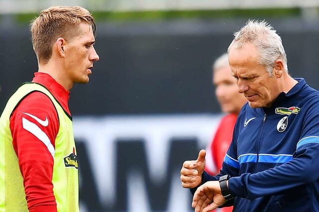 SC-Trainer Christian Streich (rechts) ...ige Zeit auf Nils Petersen verzichten.  | Foto: Achim Keller