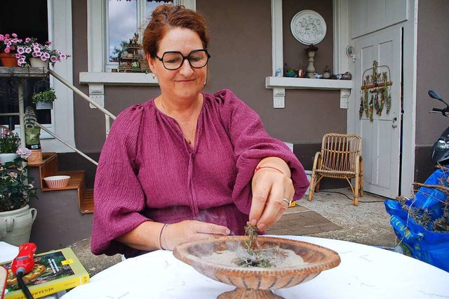 Petra Lang gibt wohl duftende Kruter in die Glut.  | Foto: Petra Wunderle