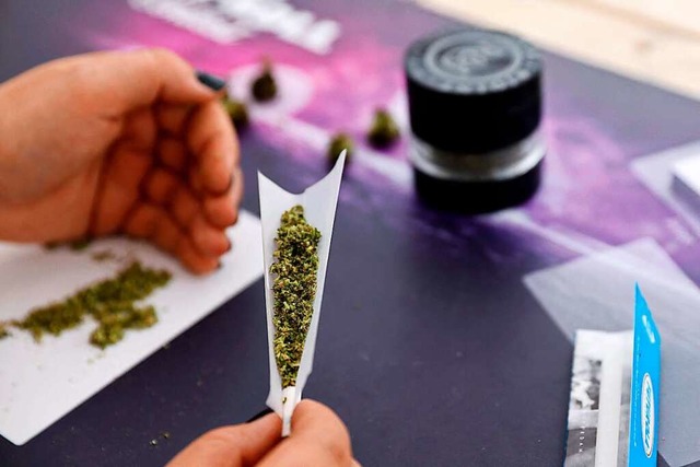 Cannabis und Marihuana, hier ein Joint... Josha Frey zu ideologisch betrachtet.  | Foto: STEFAN WERMUTH (AFP)