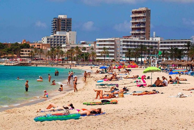 Urlauber auf Mallorca: Auch die Balear...en ab Sonntag als Corona-Risikogebiet.  | Foto: JAIME REINA (AFP)