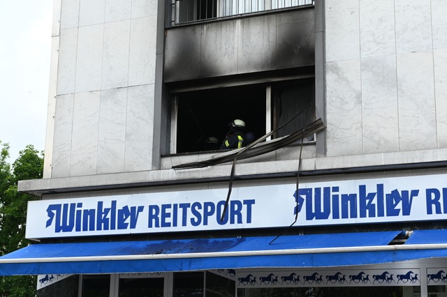 Die Feuerwehr konnte den Brand im ersten Obergeschoss des Hotel Bijous lschen.  | Foto: Jonas Hirt